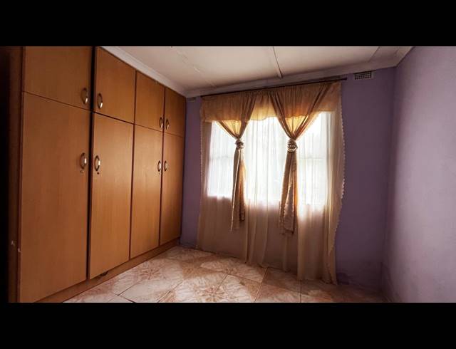 5 BEDROOM HOUSE FOR SALE IN UMLAZI BB